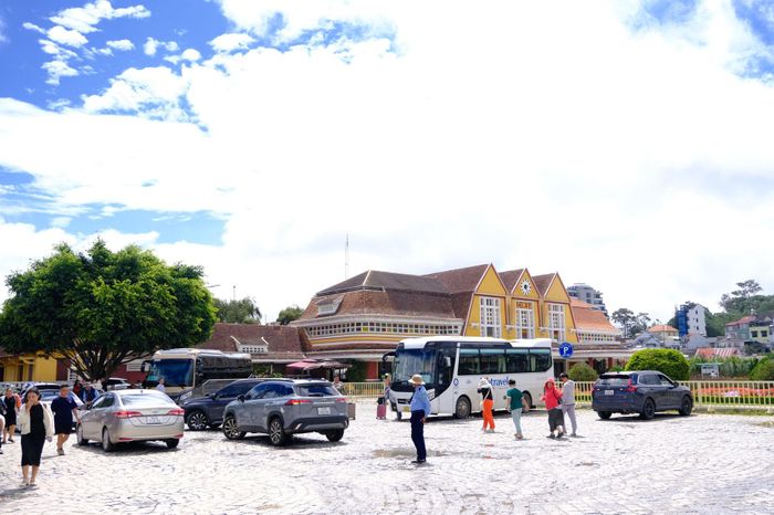 Tại Ga Đà Lạt và các tuyến đường trung tâm, không khí du lịch khá nhộn nhịp, song chưa xuất hiện tình trạng quá tải