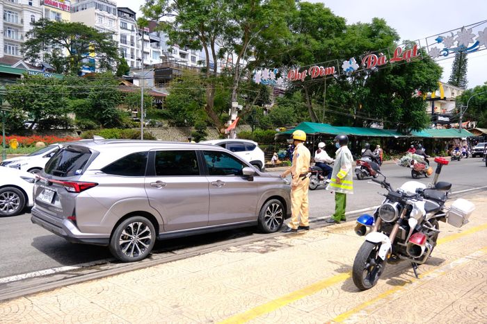 Phòng Cảnh sát giao thông, Công an tỉnh Lâm Đồng bố trí các tổ tuần tra lưu động trên nhiều tuyến đường Đà Lạt