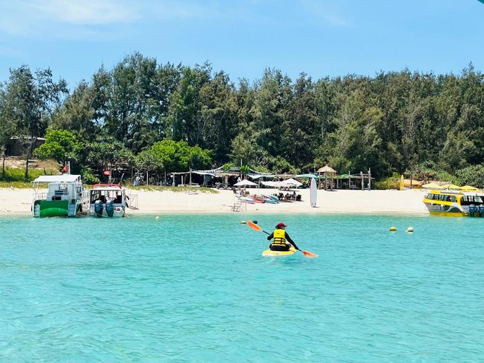 Du khách trải nghiệm chèo sup ở Hòn Tranh