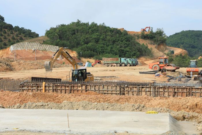 Lâm Đồng cần tháo gỡ khó khăn, đẩy mạnh giải ngân vốn đầu tư công để thúc đẩy kinh tế (Đơn vị thi công trên tuyến cao tốc Tân Phú - Bảo Lộc, đoạn qua xã Đạ Huoai, tỉnh Lâm Đồng)