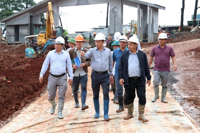 Chủ tịch HĐND tỉnh Lưu Văn Trung yêu cầu tập trung thi công các hạng mục phía trong