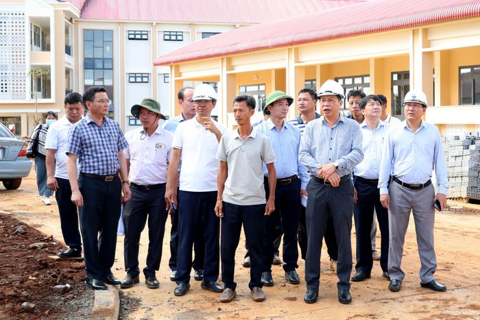 Đồng chí Lưu Văn Trung, Phó Bí thư Tỉnh ủy, Chủ tịch HĐND tỉnh Lâm Đồng kiểm tra Trường phổ thông nội trú liên cấp Tiểu học - THCS Thuận An