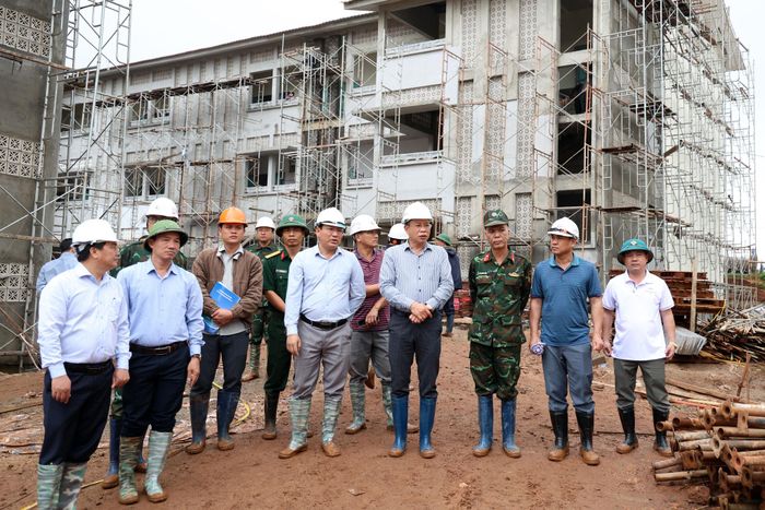 Đồng chí Lưu Văn Trung, Phó Bí thư Tỉnh ủy, Chủ tịch HĐND tỉnh Lâm Đồng kiểm tra Trường phổ thông nội trú Tiểu học - THCS Quảng Trực