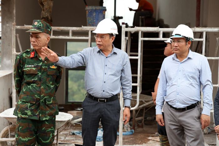 Đồng chí Lưu Văn Trung yêu cầu hoàn thiện các điều kiện tối thiểu để khai giảng năm học tại Trường phổ thông nội trú Tiểu học - THCS Quảng Trực