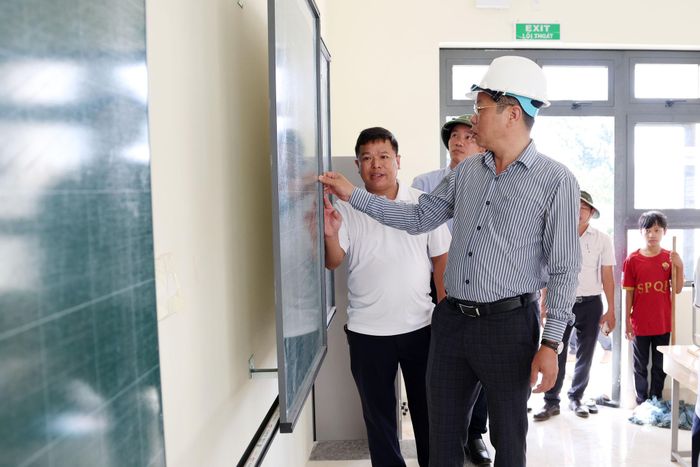 Các trang thiết bị đang được lắp đặt, sẵn sàng cho năm học mới