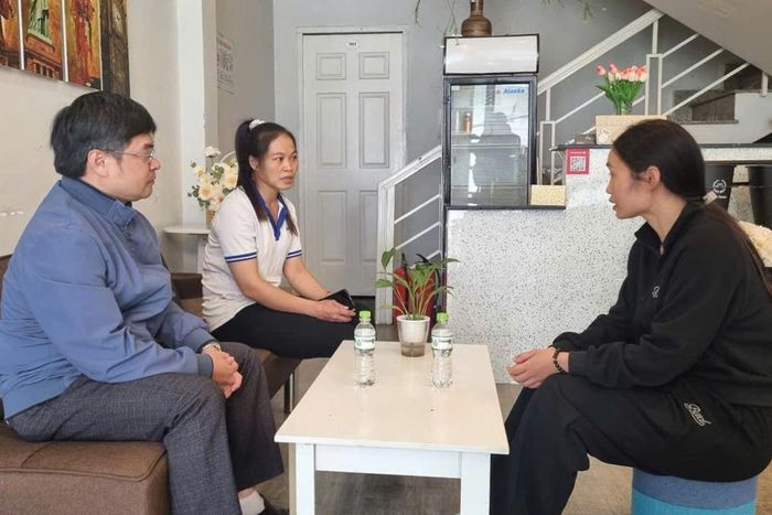 Chị Quách Thị Hòa, đại diện một khách sạn trên đường Tăng Bạt Hổ, chủ động hoàn tiền đặt cọc và thăm hỏi du khách gặp sự cố, góp phần lan tỏa văn hóa sẻ chia, mến khách của Đà Lạt