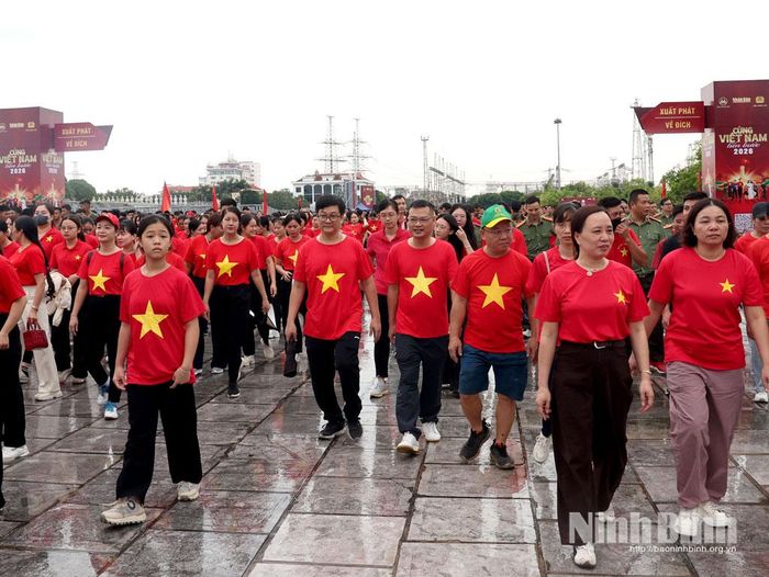 Đoàn viên, thanh niên, học sinh, sinh viên và đông đảo Nhân dân đi bộ hưởng ứng Chương trình.