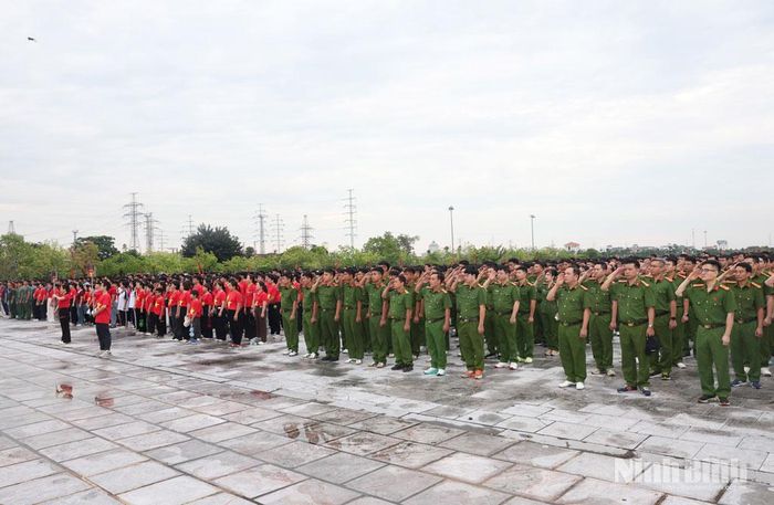 Gần 5.000 cán bộ, chiến sĩ lực lượng vũ trang, cán bộ, công chức, viên chức, đoàn viên, thanh niên, học sinh, sinh viên và đông đảo Nhân dân tham dự Chương trình.