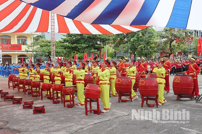 Màn biểu diễn trống hội Phương Bông tại Lễ Khai mạc Tuần lễ Văn hóa - Thể thao truyền thống xã Cổ Lễ.