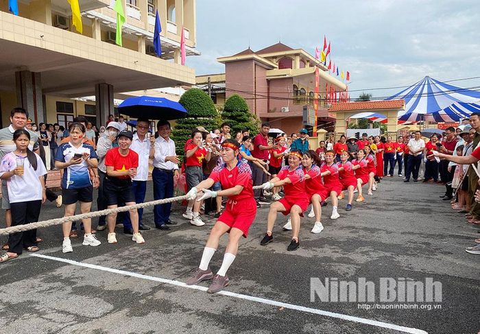 Thi đấu môn kéo co tại Tuần lễ Văn hóa - Thể thao truyền thống xã Cổ Lễ.