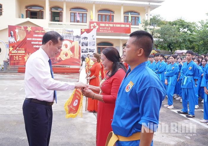 Đồng chí Lê Quốc Chỉnh, Phó Bí thư Tỉnh ủy, Chủ tịch HĐND tỉnh trao Cờ lưu niệm cho các đoàn vận động viên.