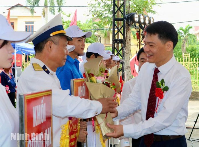 Đồng chí Nguyễn Đức Toàn, Ủy viên Ban Thường vụ Tỉnh ủy, Trưởng Ban Tuyên giáo và Dân vận Tỉnh ủy tặng hoa các đoàn vận động viên tham dự Đại hội.