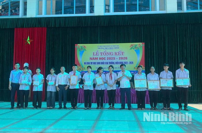 Từ nền tảng “Gia đình học tập”, “Dòng họ học tập”, “Đơn vị học tập”, xã Nhân Hà đã tạo dựng một “Cộng đồng học tập” vững mạnh. (Trong ảnh: Ban giám hiệu Trường THCS Nhân Thịnh (nay là Trường THCS Nhân Hà) phối hợp với các chi hội khuyến học, các Mạnh thường quân trao thưởng cho học sinh vượt khó học giỏi năm học 2025-2026.)