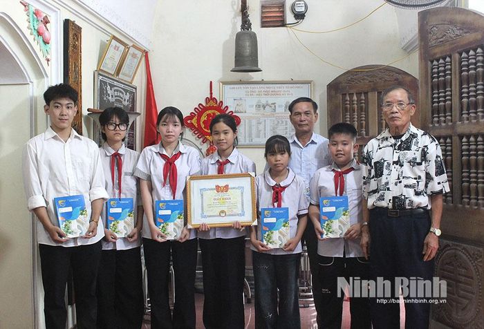 Ban khuyến học dòng họ Đỗ Phúc, tổ dân phố Nam Điền (phường Vị Khê) trao thưởng cho các cháu học sinh vượt khó học giỏi tại Nhà thờ của dòng họ.