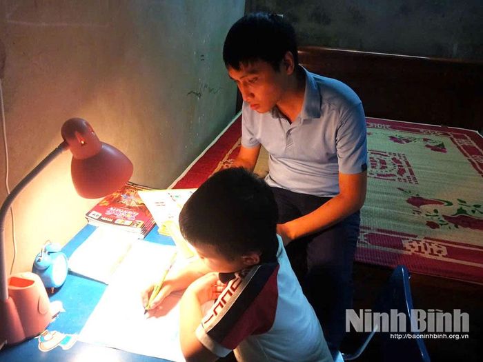 Thầy Bùi Xuân Phong, giáo viên Trường THPT chuyên Lê Hồng Phong - một trong 3 “Công dân học tập” tiêu biểu năm 2026 được Hội Khuyến học tỉnh biểu dương, khen thưởng.