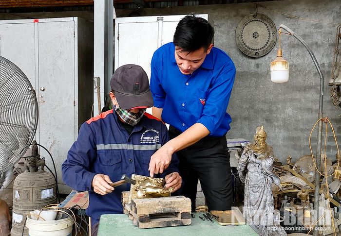 Anh Dương Bá Nam hướng dẫn người lao động các kỹ thuật trong quá trình chế tác sản phẩm đúc đồng.