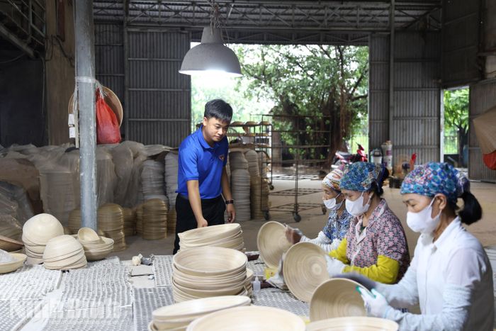 Sự góp mặt của người trẻ trong các làng nghề đã đưa nghề truyền thống ngày càng vươn xa, tạo việc làm, thúc đẩy phát triển kinh tế nông thôn.