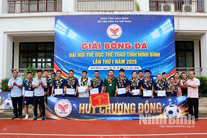 Ban tổ chức trao Huy chương Đồng cho đội bóng phường Đông A.
