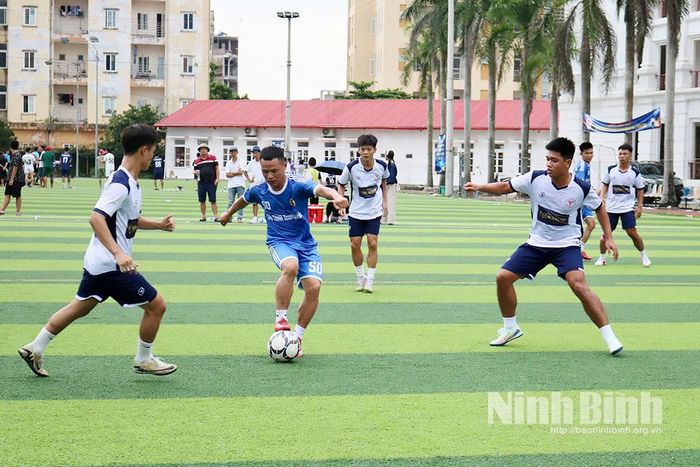 Trận chung kết giữa hai đội bóng xã Nam Minh và phường Hoa Lư.