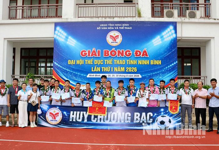 Ban tổ chức trao Huy chương Bạc cho đội bóng xã Nam Minh.
