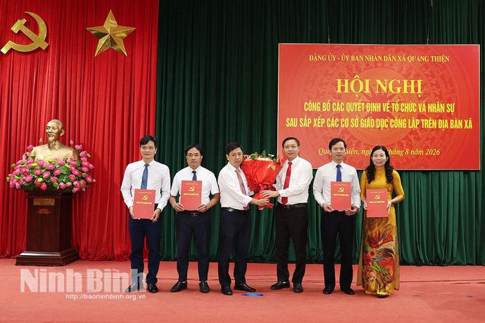 Đồng chí Trần Thanh Liêm, Phó Bí thư Đảng ủy, Chủ tịch UBND xã Quang Thiện trao các quyết định bổ nhiệm lãnh đạo, chỉ định Bí thư, Chi ủy Chi bộ Trường THCS Trần Đại Quang. Ảnh: Minh Quang
