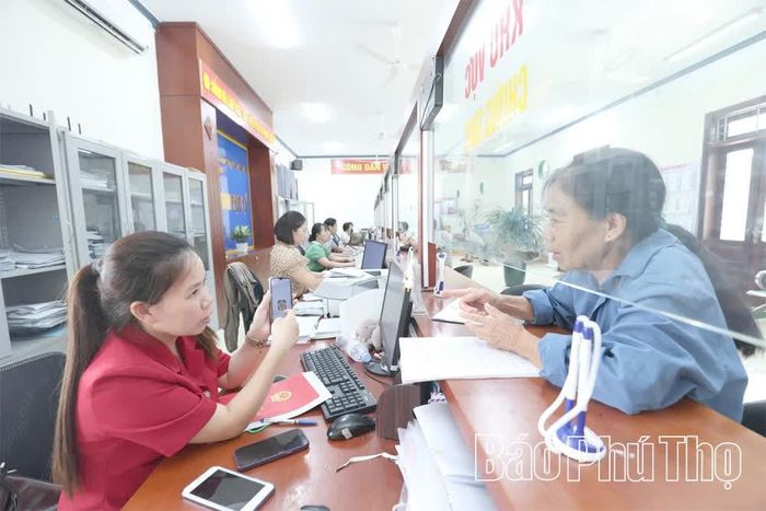Cán bộ xã Hiền Lương tận tình hướng dẫn người dân thực hiện các thủ tục hành chính.