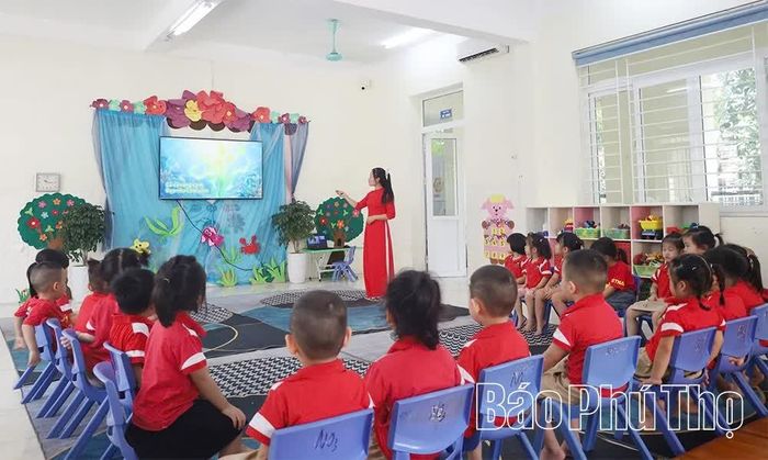 Cô và trò Trường Mầm non Hoa Hồng, phường Vĩnh Phúc trong tiết học tương tác sinh động qua màn hình đa phương tiện.