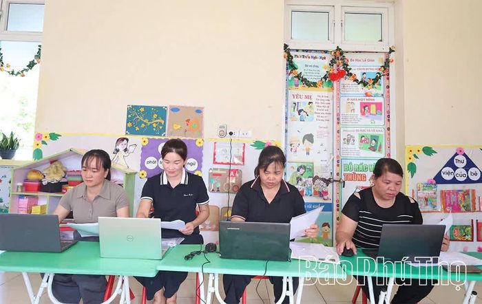 Giáo viên Trường mầm non Xuân Đài (xã Xuân Đài) tích cực ứng dụng công nghệ thông tin và chuyển đổi số trong công tác quản lý hồ sơ chuyên môn.