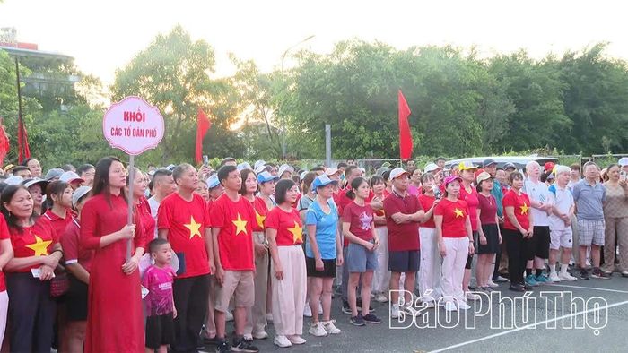 Đông đảo người dân phường Nông Trang tham gia chương trình đi bộ tập trung, thiết thực hưởng ứng sự kiện “Cùng Việt Nam tiến bước” năm 2026 quy mô toàn quốc.