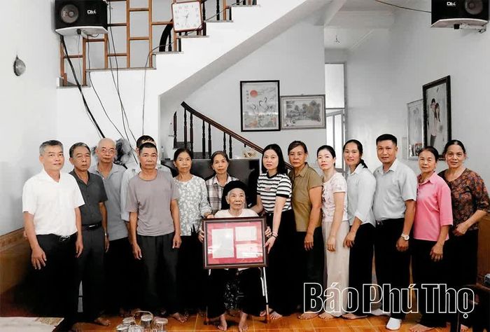 Gia đình thân nhân liệt sĩ Nguyễn Xuân Tài xúc động, tự hào khi nhận được kỷ vật sau nhiều năm thất lạc.