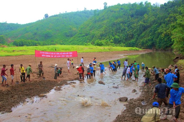 Đoàn viên, thanh niên Quảng Trị chung tay xây dựng nông thôn mới - Ảnh: Q.H