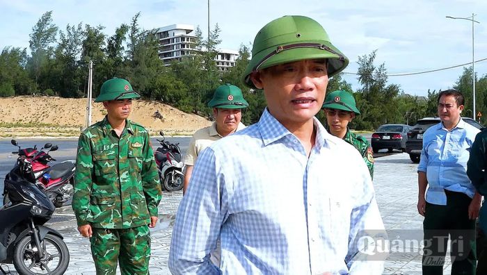Lãnh đạo phường Bắc Gianh kiểm tra hiện trường, chỉ đạo xử lý hoạt động khai thác cát, sạn trái phép - Ảnh: N.M