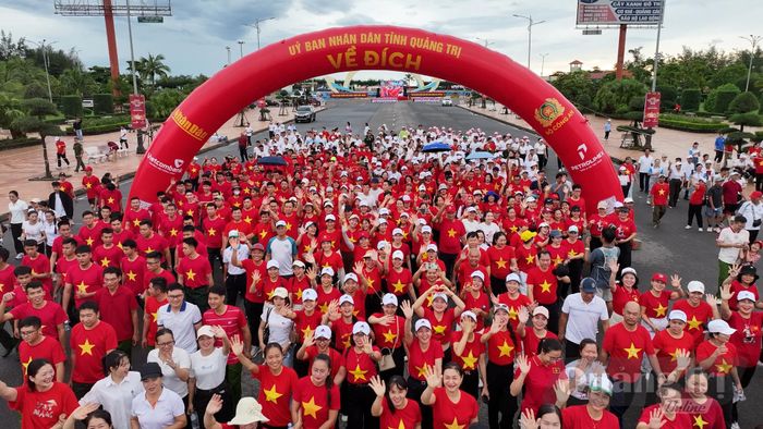 Đông đảo cán bộ, chiến sĩ, người dân hăng hái tham gia chương trình “Cùng Việt Nam tiến bước năm 2026”- Ảnh: H.L