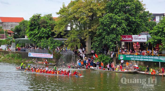 Ban tổ chức đã phân hạng 11 thuyền thi đấu hạng A và 10 thuyền thi đấu hạng B tại vòng chung kết vào sáng 2/9 - Ảnh: Lê Trường