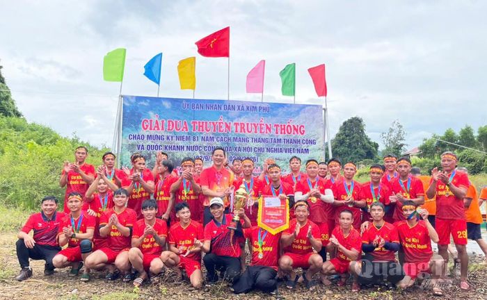 Ban Tổ chức trao giải Nhất cho đội thuyền của thôn Yên Thọ - Ảnh: Ngọc Quang