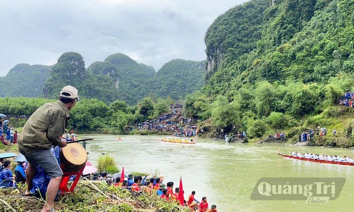 Đông đảo người dân và du khách đến xem, cổ vũ nồng nhiệt cho các đội thuyền - Ảnh: Ngọc Quang