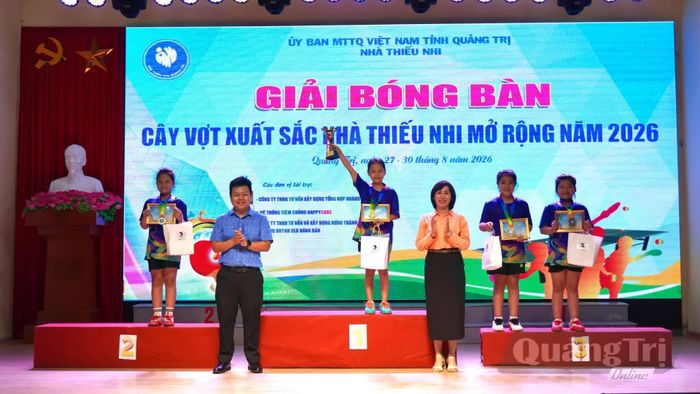 Ban Tổ chức trao giải nhất, nhì, ba ở nội dung đơn nữ (6-10 tuổi) - Ảnh: H.T