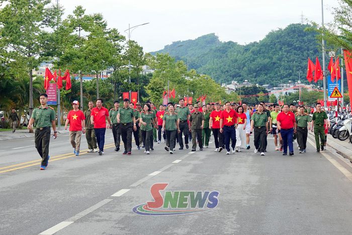 Các đại biểu tham gia sự kiện đi bộ.