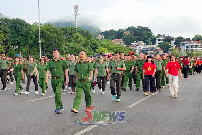 Cán bộ, chiến sĩ Công an tỉnh tham gia chương trình đi bộ tại Quảng trường Tây Bắc.