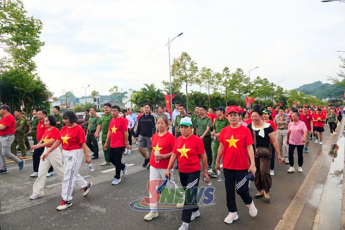 Đông đảo cán bộ, nhân dân tham gia sự kiện đi bộ.