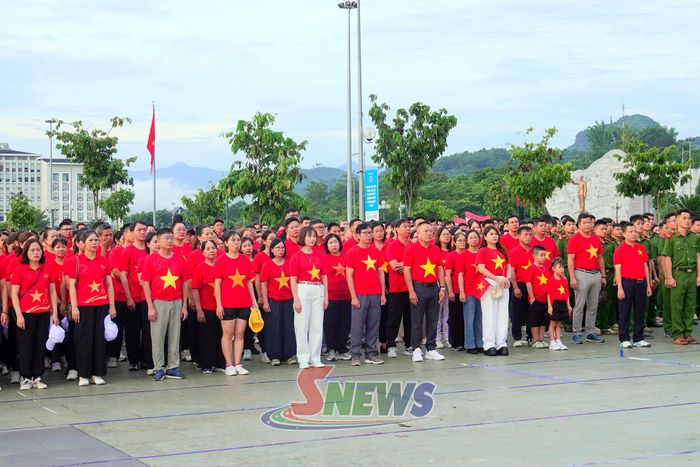 Đông đảo cán bộ, chiến sĩ, nhân dân tham gia sự kiện.
