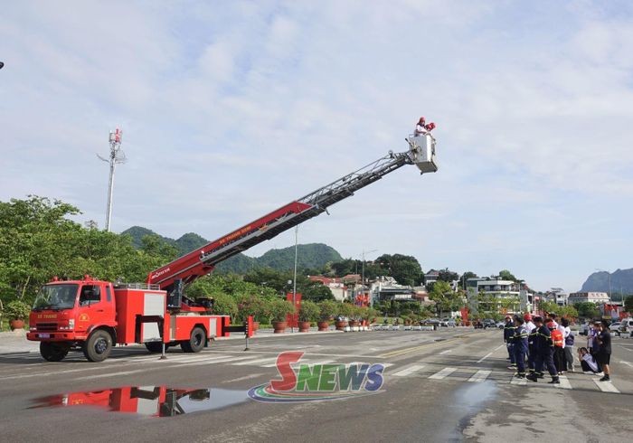 Hoạt động trải nghiệm thoát nạn bằng xe thang.