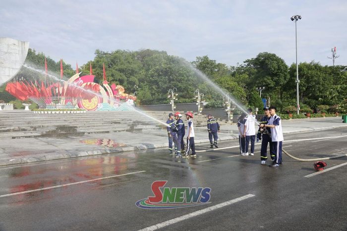 Cán bộ Phòng Cảnh sát PCCC và CNCH hướng dẫn nhân dân thực hành phun nước chữa cháy.