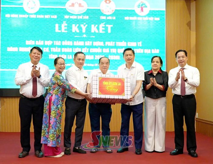Tỉnh Sơn La tặng quà Tập đoàn Quế Lâm.