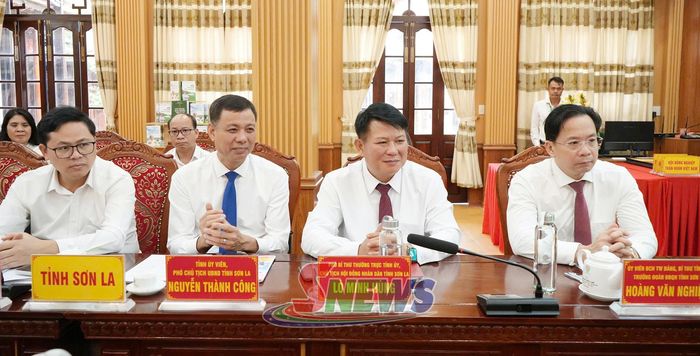 Các đại biểu dự tại cuộc làm việc.