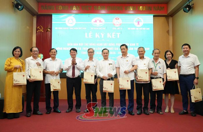 Lãnh đạo tỉnh Sơn La và đại diện doanh nghiệp tặng quà các đại biểu.