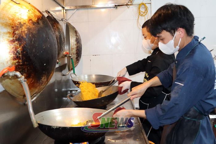 Nhân viên Nhà hàng Cá hồi, phường Mộc Sơn chế biến món ăn.
