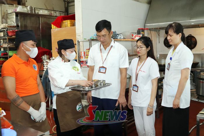 Tổ kiểm tra, giám sát đảm bảo an toàn thực phẩm phường Mộc Sơn kiểm tra việc lưu mẫu thức ăn của hộ kinh doanh dịch vụ ăn uống.