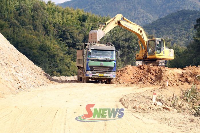 Xã Mường Lèo thực hiện tốt công tác giải phóng mặt bằng để làm đường giao thông.