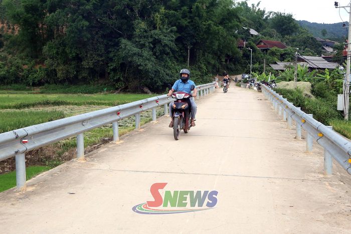 Tuyến đường bê tông liên bản Mạt - Mường Lèo giúp người dân đi lại thuận tiện.